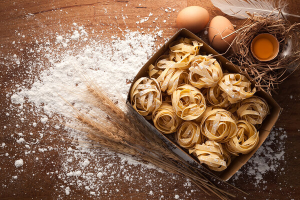 Феттучини паста итальянская еда натюрморт деревенский
