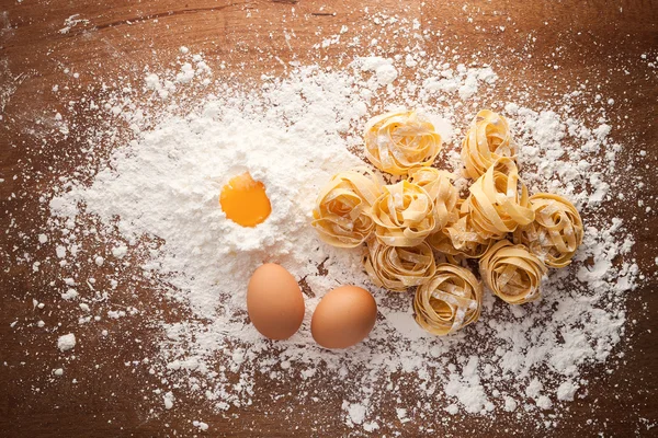 Fettuccine pasta comida italiana naturaleza muerta rústico —  Fotos de Stock