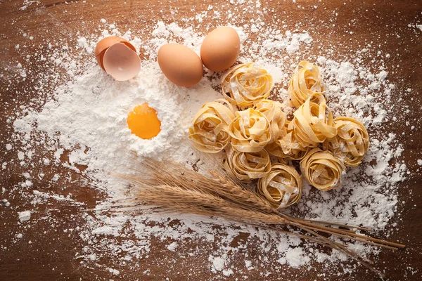 Fettuccine pasta comida italiana naturaleza muerta rústico —  Fotos de Stock