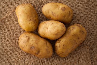 patates natürmort çuval arka plan düz üzerinde yatıyordu