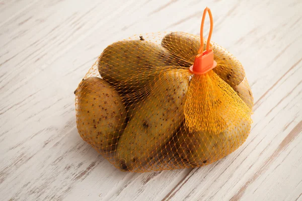 Aardappel stilleven op houten achtergrond — Stockfoto