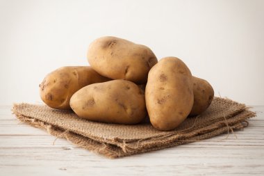 patates natürmort ahşap arka plan üzerinde