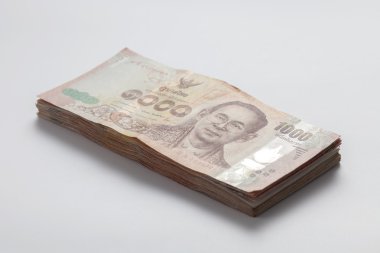 1000 Tay banknot üzerinde beyaz arka plan natürmort