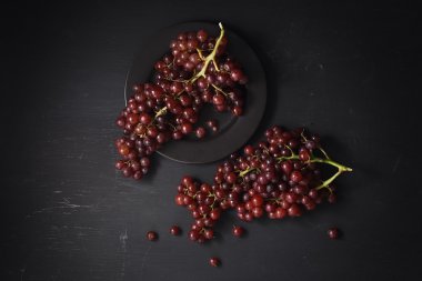 Mor üzüm natürmort siyah arka plan üzerine