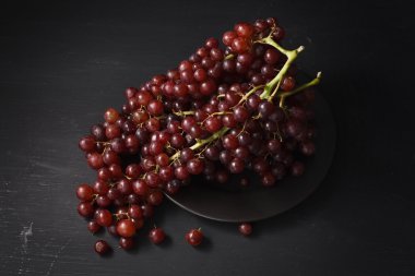 Mor üzüm natürmort siyah arka plan üzerine