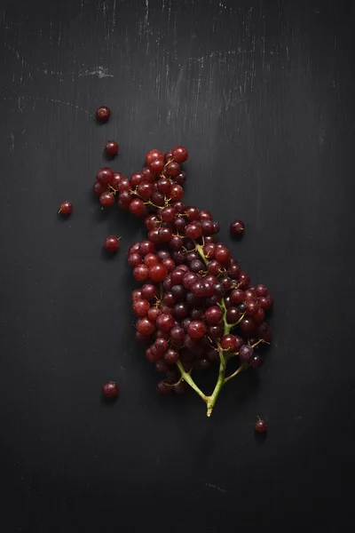 Paarse druiven stilleven op zwarte achtergrond — Stockfoto