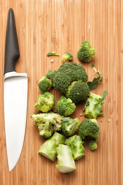 Brokkoli késsel — Stock Fotó