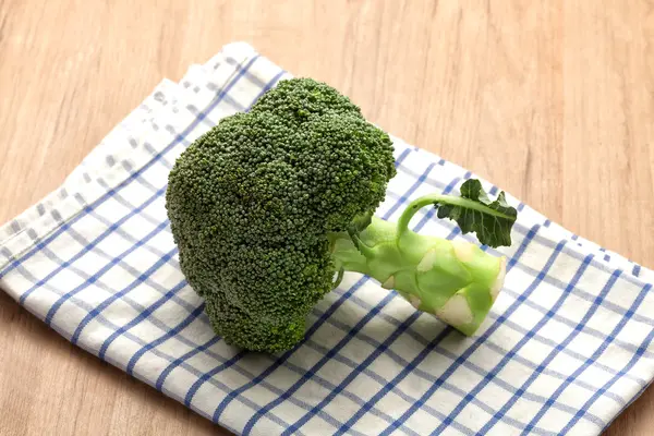 Broccoli su tavolo di legno — Foto Stock