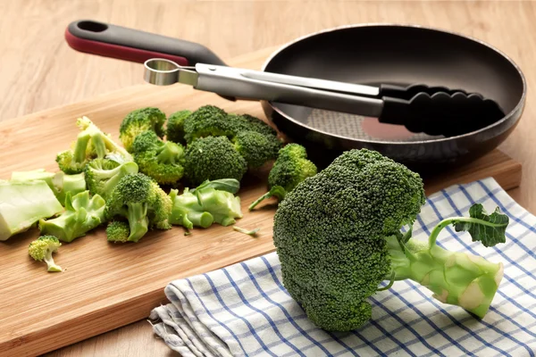 Broccoli på køkkenbordet - Stock-foto