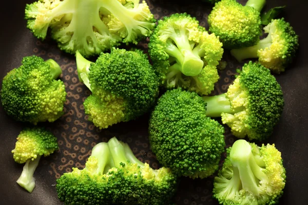 Primo piano dei broccoli in padella — Foto Stock