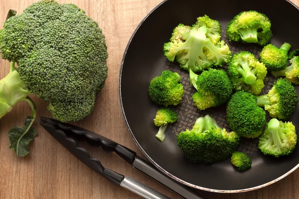 Brokoli dengan pan — Stok Foto