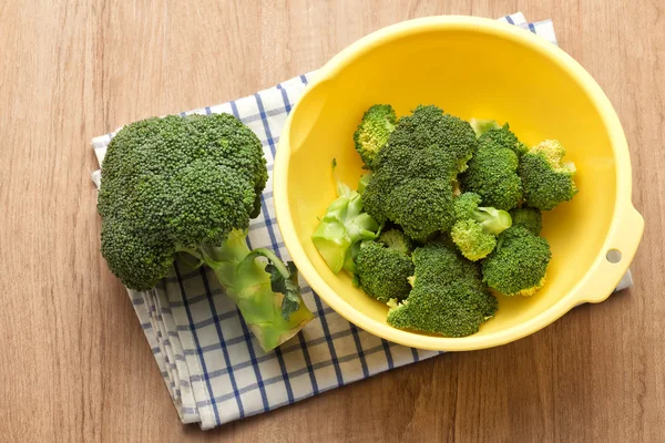 Brócoli en un bol — Foto de Stock