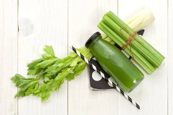 Jugo de verduras en botella — Foto de Stock