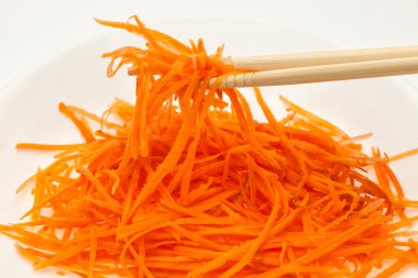 Salata için dilimlenmiş havuç