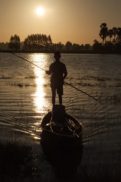 Homme en bateau de pêche — Photo