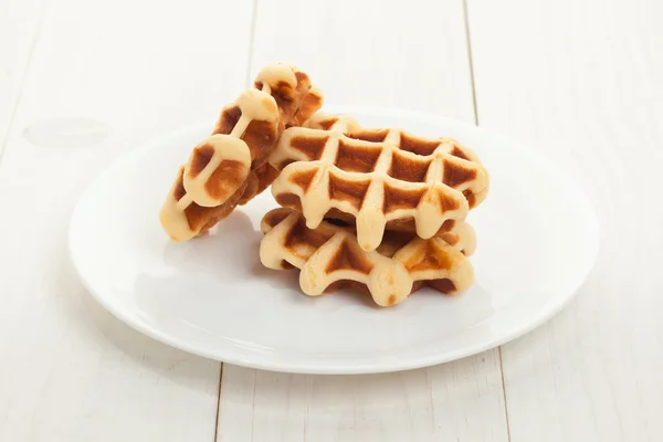 Waffeln auf weißem Teller — Stockfoto