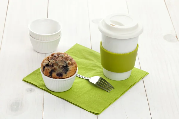 Muffin mit Becher — Stockfoto