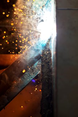 kaynak çelik olan kıvılcım aydınlatma duman yayıldı