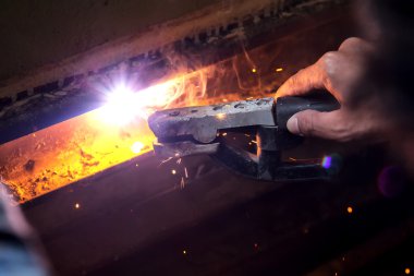 kaynak çelik olan kıvılcım aydınlatma duman yayıldı