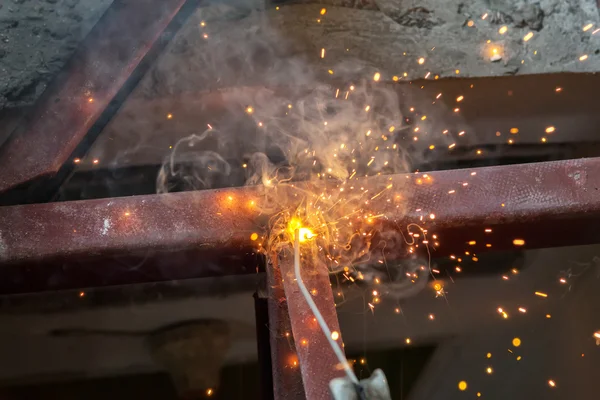 Lassen van staal met verspreid vonk verlichting rook — Stockfoto