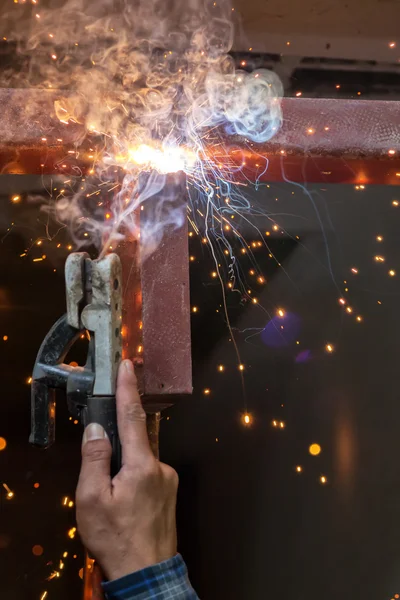 Lassen van staal met verspreid vonk verlichting rook — Stockfoto