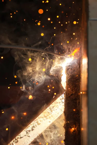 Зварювальна сталь з розкиданим іскровим освітленням диму — стокове фото