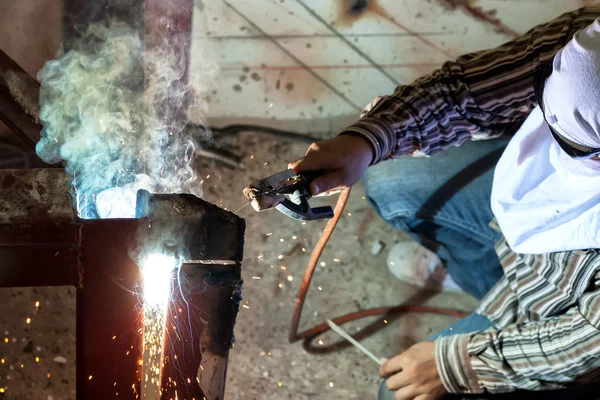 Lassen van staal met verspreid vonk verlichting rook — Stockfoto