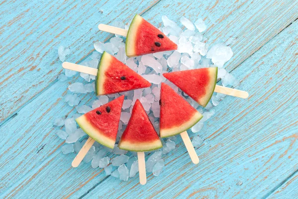 Vattenmelon popsicle yummy ny sommar frukt söt dessert trä teak — Stockfoto