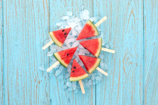 Wassermelone Eis am Stiel lecker frische Sommerfrüchte süßes Dessert Holz Teak — Stockfoto