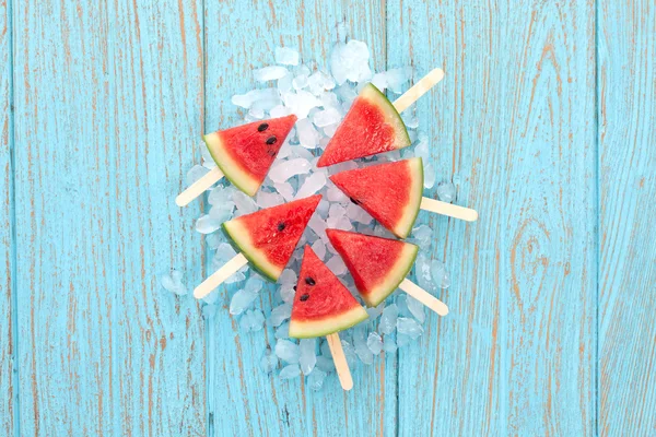 Vattenmelon popsicle yummy ny sommar frukt söt dessert trä teak — Stockfoto