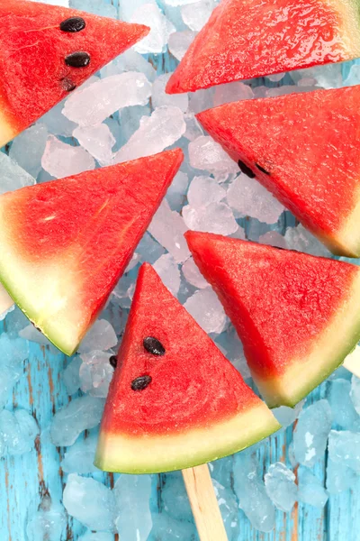 Wassermelone Eis am Stiel lecker frische Sommerfrüchte süßes Dessert Holz Teak — Stockfoto