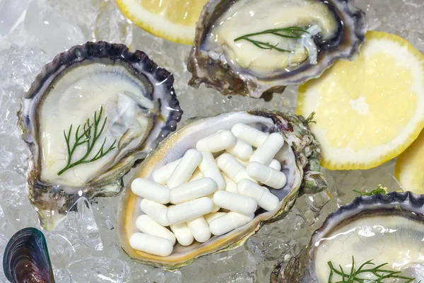 Cápsula de zinco alimento suplementar ostra frutos do mar limão — Fotografia de Stock