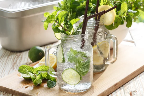 Limon kireç soda nane biberiye taze içki yaz — Stok fotoğraf