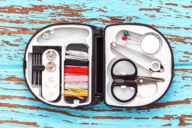 iğne iplik dikiş terzi yüksük düğmeleri makas onarım 