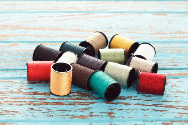 Kolorowe nici haftu haft krawiec naprawy łodzi — Zdjęcie stockowe