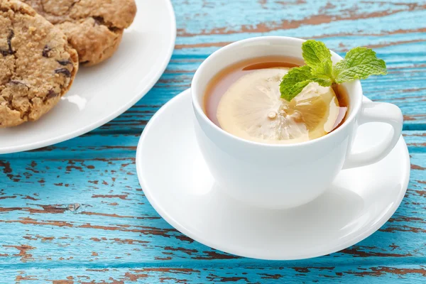 Lemon tea mint fresh drink raisin cookies summer refreshment still life — Stock Photo, Image
