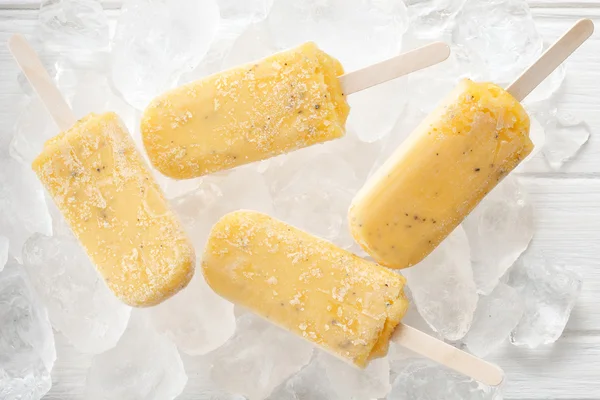 Maracujá picolé gostoso fresco verão fruta doce sobremesa madeira teca branco — Fotografia de Stock