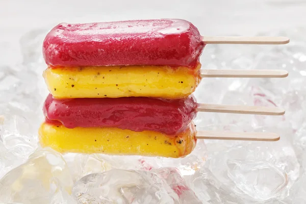 Vášeň ovoce červené hrozny popsicle lahodný čerstvý letní ovoce sladké dezerty — Stock fotografie