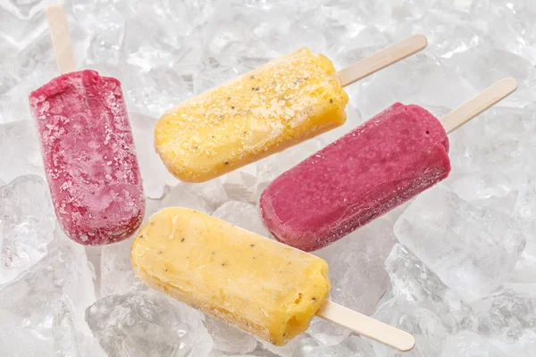 Vášeň ovoce červené hrozny popsicle lahodný čerstvý letní ovoce sladké dezerty — Stock fotografie