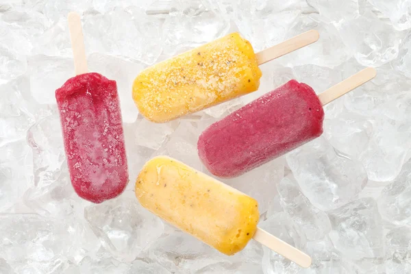 Vášeň ovoce červené hrozny popsicle lahodný čerstvý letní ovoce sladké dezerty — Stock fotografie