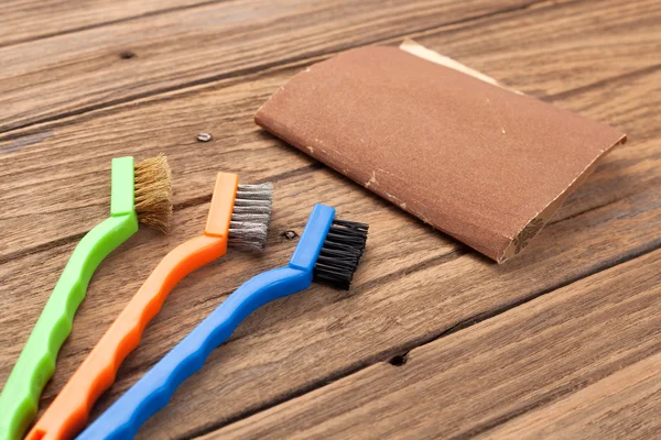 Draad borstel schuurpapier apparatuur achtergrond hout teak stilleven — Stockfoto