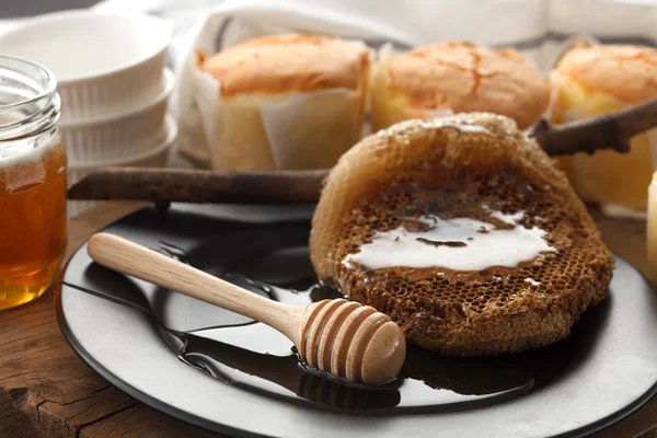 Honig Weichkäsekuchen süßes Gebäck Dessert Stillleben Nahaufnahme — Stockfoto