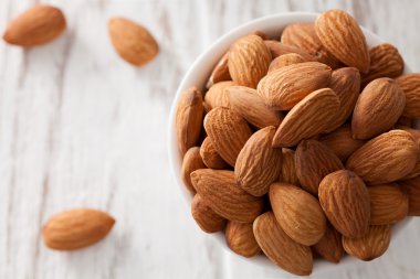 badem fındık organik sağlıklı snack vegan vejetaryen beyaz arka plan