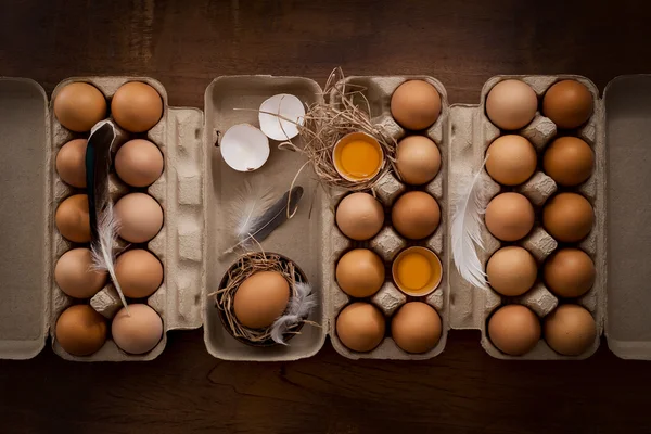 Huevos de pollo plana ponen naturaleza muerta rústico con comida con estilo —  Fotos de Stock