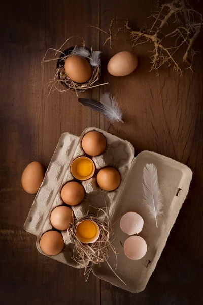 Huevos de pollo plana ponen naturaleza muerta rústico con comida con estilo —  Fotos de Stock