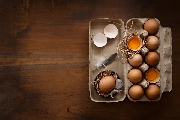 Huevos de pollo plana ponen naturaleza muerta rústico con comida con estilo —  Fotos de Stock