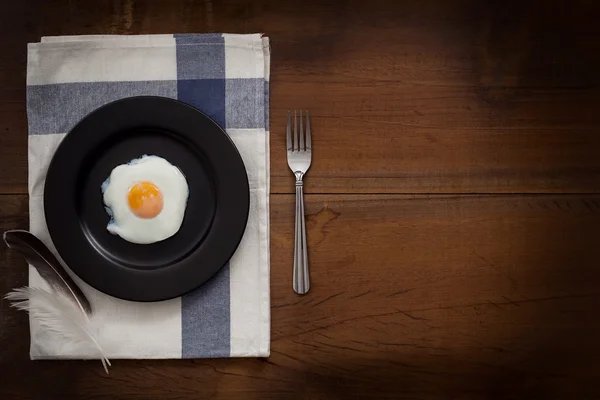 Comer huevos fritos plana poner naturaleza muerta rústico con comida con estilo —  Fotos de Stock