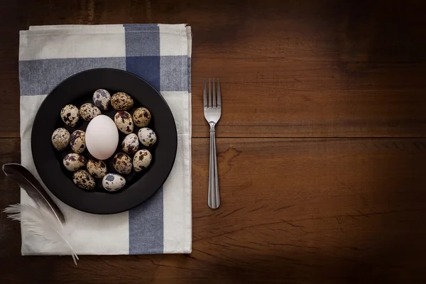 Geflügeleier flach legen Stillleben rustikal mit stilvollem Essen — Stockfoto