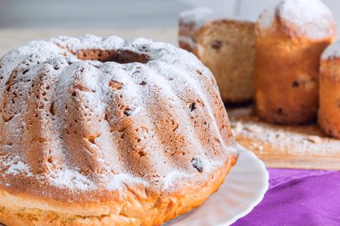 Krema şeker ve kuru üzüm ile Paskalya kek