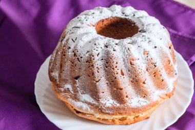 Krema şeker ve kuru üzüm ile Paskalya kek